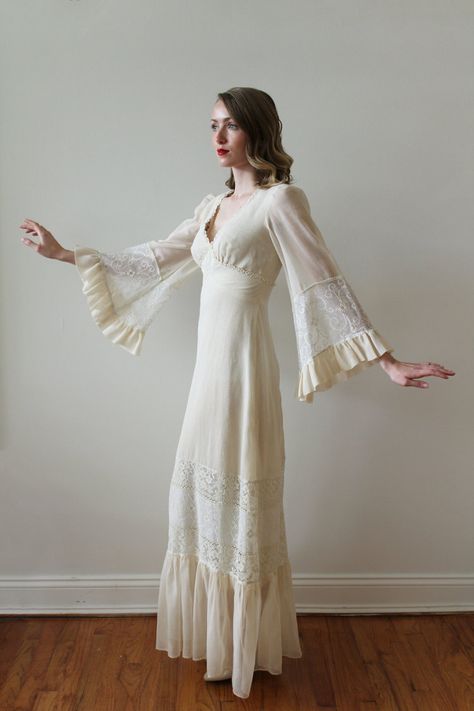 Wide Sleeves Dress, Pre Raphaelite Wedding Dress, 70s Wedding Dress Vintage Hippie, 70s Inspired Wedding Dress, Flare Sleeve Wedding Dress, Wedding Dress With Butterfly, 70s Bride, Cottagecore Outfit Ideas, Romantic White Dress