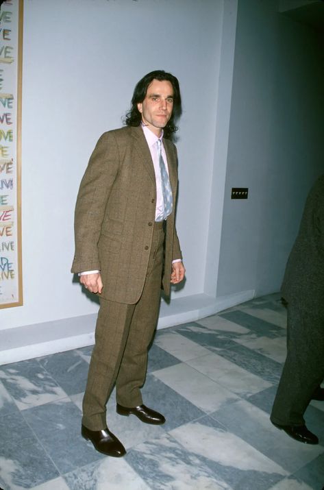 Daniel Day Lewis Style, Daniel Day Lewis 90s, 90s Men Fashion, 1990s Looks, Daniel Day Lewis, Super Casual Outfits, 63rd Birthday, Long Black Blazer, Wedding Fits