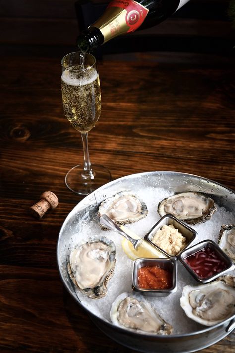 Oysters And Champagne, Fish N Chips, Oyster Recipes, Luxury Food, Food Drink Photography, Oyster Bar, Dinner Food, Oyster Sauce, Beach Bars