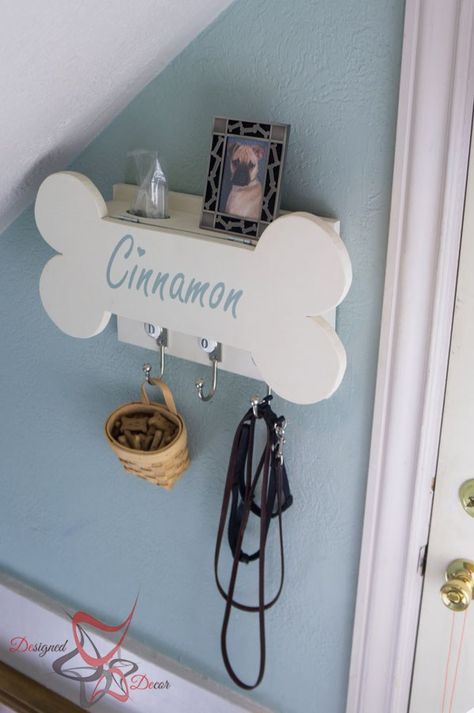 DIY Dog Bone Wall Shelf- Perfect for an area to organize and hold leashes, treats, poop bags and a few other essentials - #Ryobi Nation #DesignedDecor Katt Diy, Cute Storage, Ideal Toys, Leash Holder, Dog Rooms, Dog Projects, Dog Crafts, Diy Dog, Dog Decor