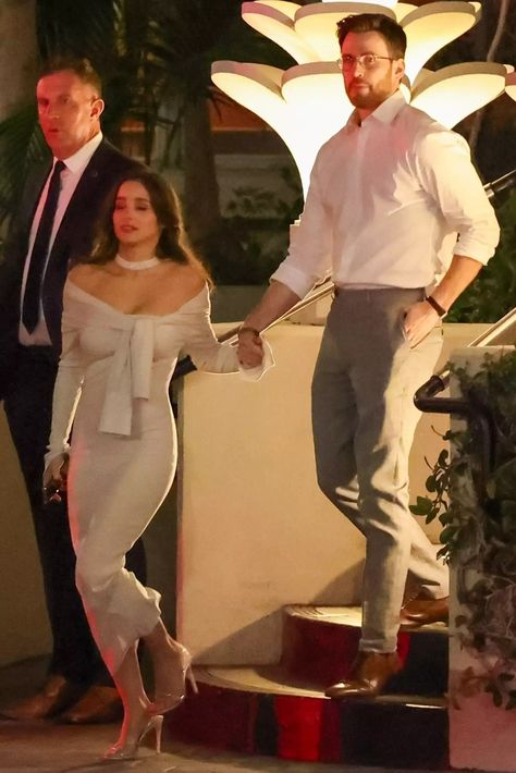 Chris Evans, Wife Alba Baptista Attend Pre-Oscars Party: Photo Alba Baptista, Christopher Evans, Regular People, Oscars Party, Age Difference, Classy Couple, Hold Hands, Naya Rivera, Stylish Maternity Outfits