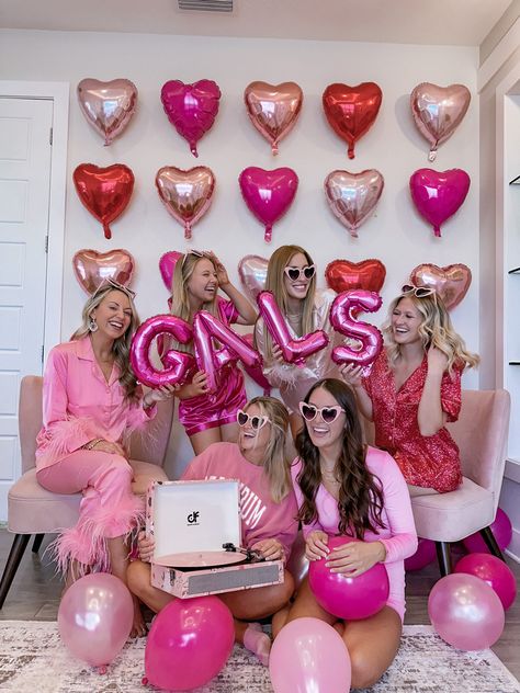 best friend photoshoot inspo Galentines Photoshoot With Friends, Valentine’s Day Friends, Galentines Photoshoot Ideas Friends, Galentines Shoot, Amy Pohler, Valentines Minis, Intimate Ideas, Valentines Photoshoot, Valentine Vibes