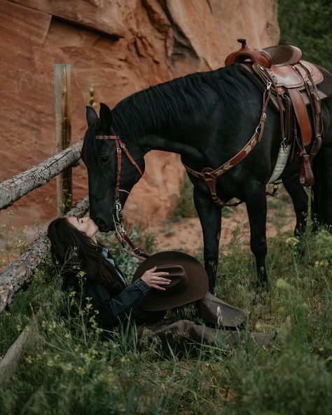 So Who is going to break it to Colby that I am out kissing someone else… 🖤🖤@madelynbphotography 🖤🖤 I am in love with all of these • • • • #horseriding #mountains #kimesranchjeans #cowgirl #cowboyhat #horses #utah #reddesert #photography #cowgirlstyle #westernfashion #westernlife Cowgirl Senior Pictures, Cowgirl Photography, Horse Senior Pictures, Pictures With Horses, Cute Horse Pictures, Horse Posters, Ideal Life, Looks Country, Rodeo Life