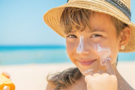 Sunscreen on the skin of a child | Premium Photo #Freepik #photo #people #baby #heart #water Health Ads, Babo Botanicals, Baby Sunscreen, Happy National Day, Sun Protection Cream, Sunless Tanner, Baby Heart, Blue Lizard