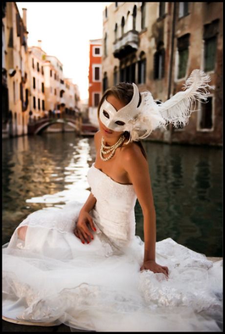 Love the mask Theme Carnaval, Masquerade Wedding, Venice Mask, Feather Mask, Masked Ball, Carnival Of Venice, Wearing A Mask, Woods Photography, Venetian Masks