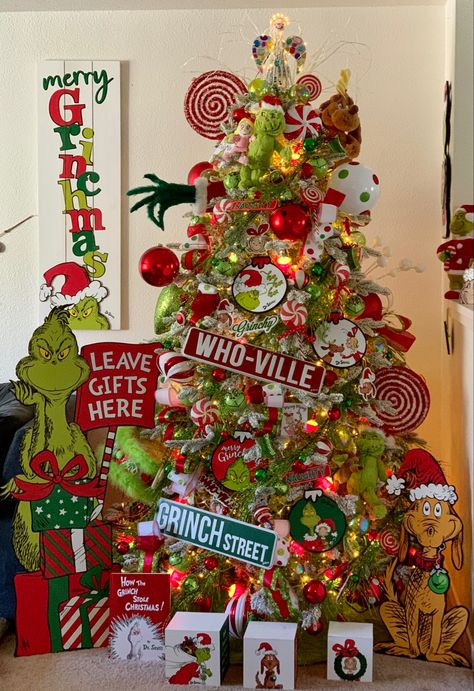 Christmas Tree 2022, Whoville Christmas Decorations, Tree Decoration Ideas, Grinch Trees, Grinch Decorations, Grinch Christmas Party, Whoville Christmas, Grinch Christmas Tree, Grinch Christmas Decorations