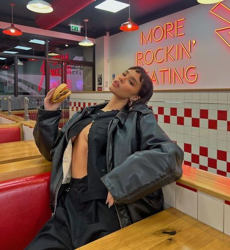 Eating Pizza Pose, Diner Photoshoot Ideas, Diner Pictures, Restaurant Photoshoot Ideas, Edie Rose, Street Fashion Photoshoot, Fashion Girlies, Indoor Photoshoot, Americana Aesthetic