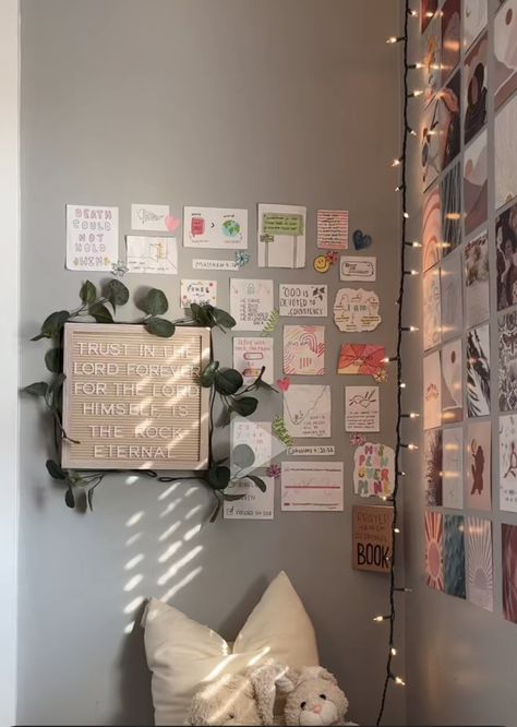 Christian Dorm Room Decor, Christian Girl Bedroom Aesthetic, Christian Room Ideas Bedrooms, Cute Christian Room Decor, Bible Room Decor, Christian Dorm Decor, Prayer Closet Aesthetic, Christian Girl Room Aesthetic, Christian Room Aesthetic