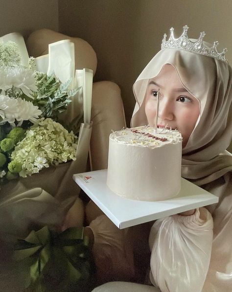 ★ auliapast_ Birthday Photoshoot Hijab, Birthday Girl Hijab, Ide Foto Birthday, Bday Ideas Aesthetic, Birthday Hijab, 18th Birthday Present Ideas, Birthday Dream, Luxury Birthday Gifts, Seventeenth Birthday