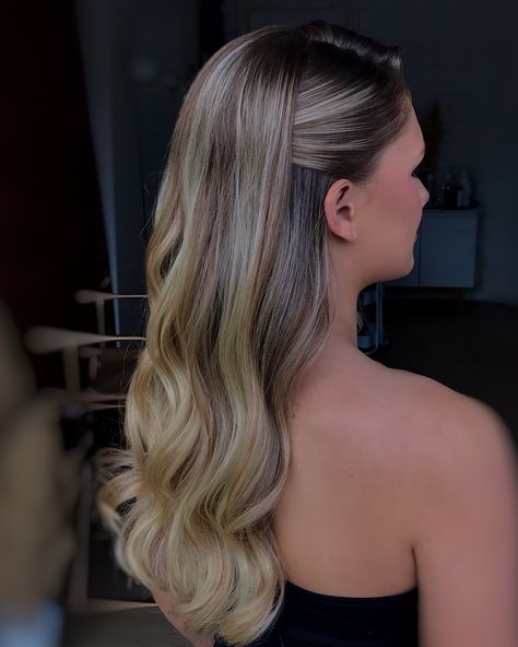 Para quem ama o cabelo meio preso e meio solto aqui vão alguns penteados para te inspirar. 😍✨ Você prefere o penteado Cute Hairstyles Ideas, Bridesmaid Hair Makeup, Short Wedding Hair, Bridesmaid Makeup, Short Hair Styles Easy, How To Make Hair, Wedding Looks, Bridesmaid Hair, Maquillaje De Ojos