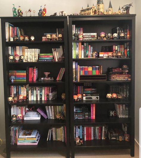 Black Bookcase Aesthetic, Bedroom Bookcase Aesthetic, Black Bookshelf Aesthetic, Black Bookshelves Aesthetic, Bookshelf Aesthetic Dark, Bookcase Aesthetic, Dark Bookshelves, Bookshelves Aesthetic, Black Bookshelves