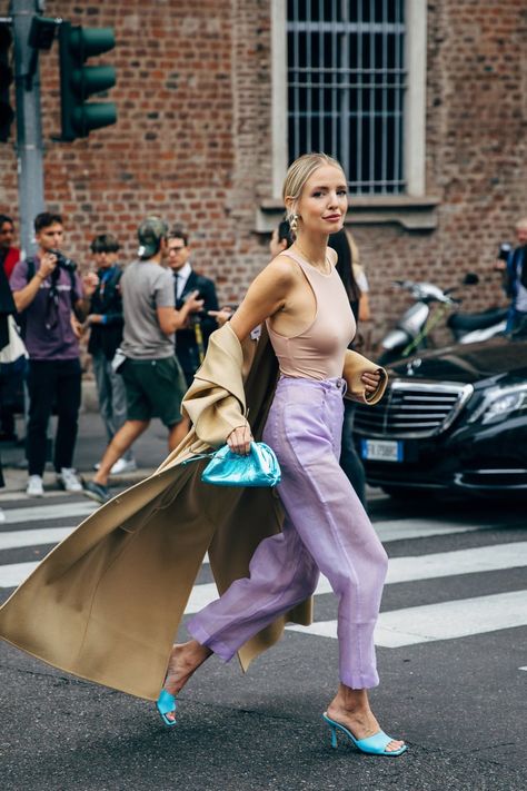 2020 Street Style, Milan Fashion Week Street Style, Walking Down The Street, 2020 Fashion Trends, Looks Street Style, Street Style Trends, Spring Street Style, Style Spring, Street Style Chic