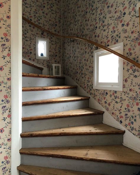 Old House Stairs, Grandparents House Aesthetic, Cottagecore Staircase, Cottage Core Stairs, Old House Staircase, Stairs Old House, Cabin Stairs, Details Furniture, Freedom House