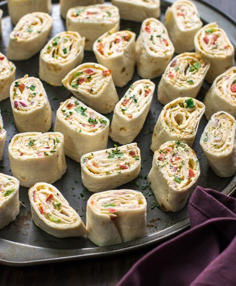 Vegan tortilla Pinwheels | Tortilla roll ups Vegan Pinwheels, Lunchbox Kids, Appetizer Easy, Vegan Tortilla, Mexican Tortilla, Tortilla Pinwheels, Vegan Appetizers Recipes, Vegan Appetizer, Tortilla Rolls