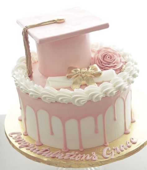 High School Graduation Cake Ideas For Girls, Graduation Party Cake Table Ideas, Pink Graduation Party Cake, Cute Graduation Cake Ideas, Graduation Cake Decorations, Hs Graduation Cakes, College Grad Cake Ideas, Graduation Aesthetic Cake, College Graduation Cake Ideas For Women