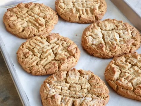 Farmhouse Rules Nancy Fuller's Peanut Butter Cookies Recipe from Food Network Farmhouse Rules Recipes, Nancy Fuller, Butter Cookies Recipe, Peanut Butter Cookie Recipe, Cookie Bar Recipes, Halloween Desserts, Top Recipes, Best Dishes, Cookies Ingredients