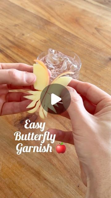 Björn van Tricht on Instagram: "Check out this easy apple butterfly garnish 🦋🍎 What do you think 😯😃 . . #garnish #garnishgame #bartenderstyle #bartendersbible #fruitcutting #barman #bartenders #barman #barlife #bartending #cocktailart #applefruit" Apple Garnish Ideas, Apple Garnish Cocktail, Apple Garnish, Alcoholic Drinks Cocktails, Drink Garnish, Apple Drinks, Drink Garnishing, Cocktail Art, Easiest Apples