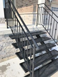 Iron Stairs, Outside Steps, Outside Stairs, Patio Stairs, Staircase Outdoor, Step Railing, Step Stones, Iron Staircase, Balcony Railing Design