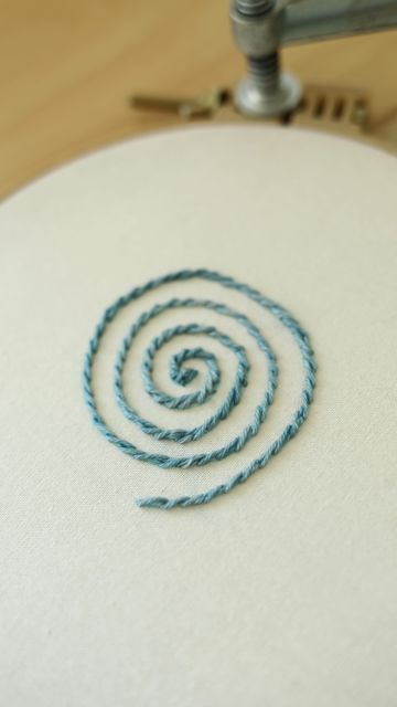 Arounna Khounnoraj on Instagram: "This outline #embroidery stitch is called a rope stitch or sometimes called a twisted chain stitch. I like how you can get a thick line and the twisting gives it great movement. This one would be great for lettering 😄👍🏼" Chain Stitch, Embroidery Stitches, Embroidery Patterns, Embroidery, Sewing, Chain, Knitting, Crochet, Pattern