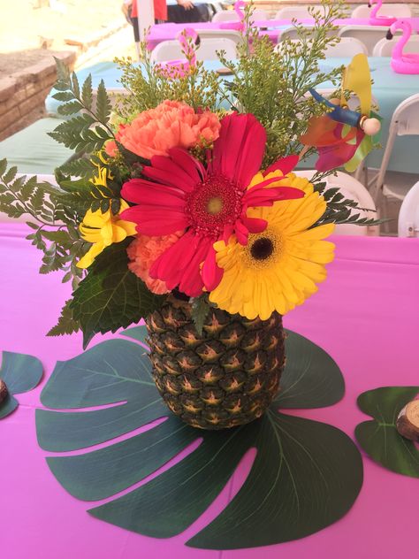 Pineapple Centerpiece Ideas, Luau Party Centerpieces, Hawaiian Centerpieces, Luau Centerpieces, Pineapple Centerpiece, Tropical Centerpieces, Hawaiian Party Theme, Pineapple Flowers, Luau Party Decorations