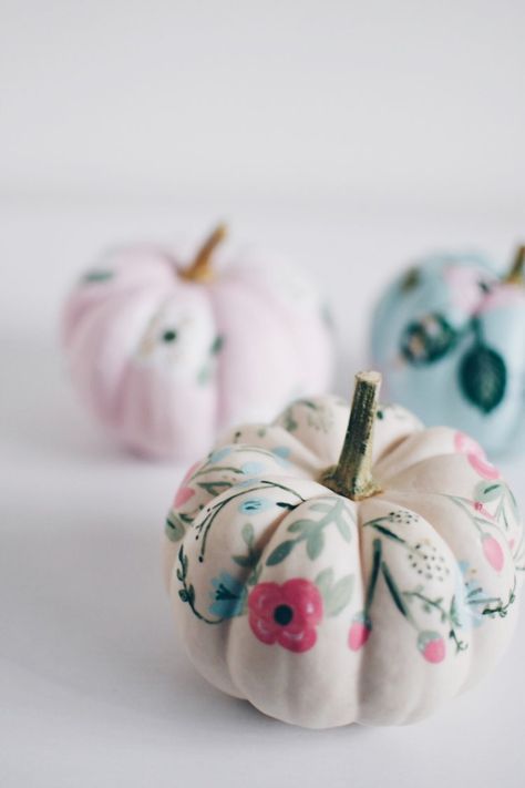 DIY Pumpkin Ideas - Floral Paper Inspired Pumpkins by For All Things Pretty Diy Pumpkin Painting, Creative Pumpkin Painting, Painting Pumpkin, Pumpkin Painting Ideas, Creative Pumpkins, Pumpkin Ideas, Pumpkin Painting, Pumpkin Art, Pink Pumpkins