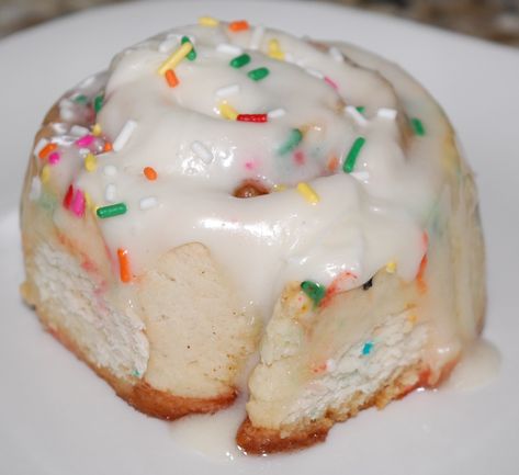 Cake Cinnamon Rolls, Cake Cinnamon, Cheesy Mac And Cheese, Stovetop Mac And Cheese, Birthday Cake Flavors, Birthday Breakfast, Cinnamon Roll Cake, Candy Sprinkles, Cinnamon Brown