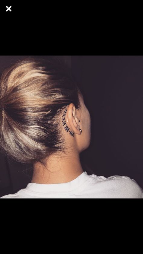 Behind The Ear Name Tattoo, Roman Numeral Tattoo Behind Ear, Name Tattoos On Back, Behind Ear Tattoos, Cute Matching Tattoos, Half Sleeve Tattoos Drawings, La Tattoo, Roman Numeral Tattoos, Grunge Tattoo