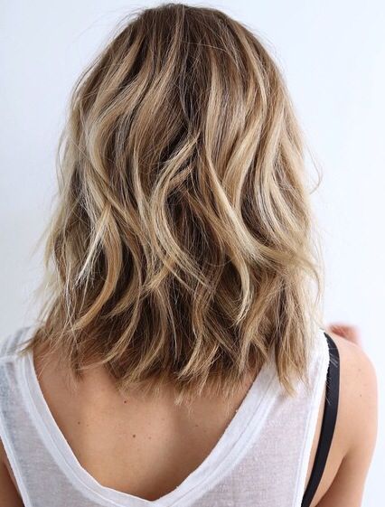 Blonde long bob with great curls and great highlights! Trendy We Fryzurach, Wavy Hairstyles Medium, Caramel Highlights, Natural Wavy Hair, Shoulder Hair, Lob Haircut, Shoulder Length Hair Cuts, Wavy Curly Hair, Mid Length Hair