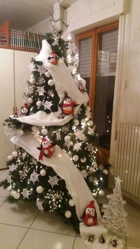 Penguin Christmas tree Christmas Tree Decorated, Snowman Christmas Decorations, Unique Christmas Trees, Black Christmas Trees, Christmas Tree Inspiration, Cool Christmas Trees, Christmas Cookies Decorated, Christmas Tree Ideas, Christmas Penguin