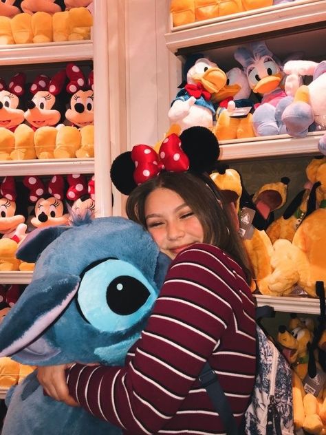 Disney Friends Pictures, Disney Photo Ideas Aesthetic, Disneyland Paris Pictures, Disneyland Paris Picture Ideas, Disney World Photoshoot, Disneyland Photo Ideas Instagram, Disney Pics With Friends, Disney Pics Aesthetic, Disney Inspo Pics