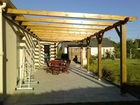 Tutoriel complet sur la fabrication et le montage d'une pergola en bois faite maison. White Pergola, Pergola Diy, Small Pergola, Pergola Carport, Cheap Pergola, Pergola Swing, Building A Pergola, Pergola Attached To House, Pergola Garden