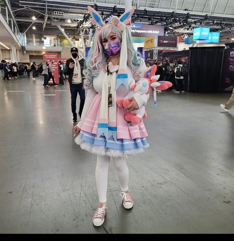 Sylveon Makeup, Sylveon Costume, Sylveon Inspired Outfit, Eevee Evolutions Cosplay, Sylveon Cosplay, Cosplay Tips, Best Cosplay, Scooby Doo, Evolution