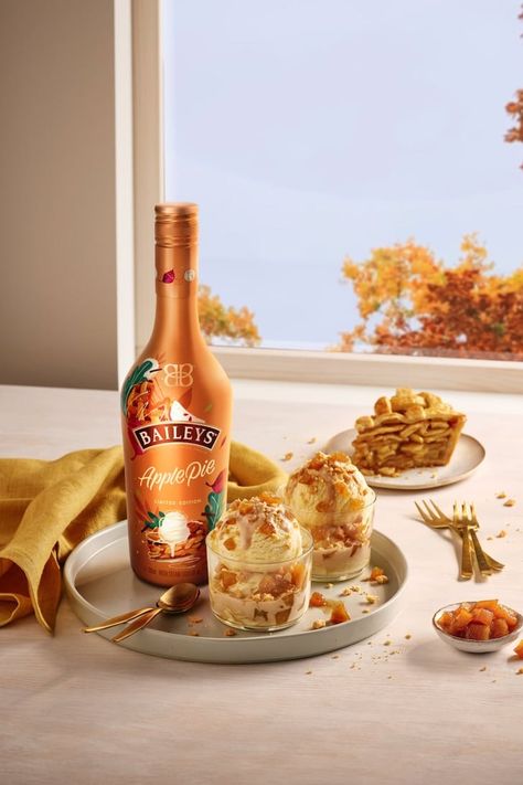 Baileys's New Limited-Edition Apple Pie Irish Cream Liqueur Oreo Drink, Liqueur Drinks, Baileys Recipes, Spicy Drinks, Pretty Alcoholic Drinks, Recipe Drawing, Irish Cream Liqueur, Classic Cocktail Recipes, Popsugar Food