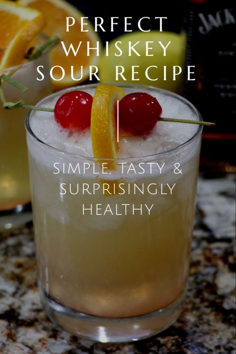 Whisky Sour Recipe, Sour Food, Whiskey Sour Cocktail, Whiskey Drinks Recipes, Whiskey Sour Recipe, Sour Drink, Bourbon Cocktail Recipe, Cocktail Recipes Whiskey, Whiskey Recipes