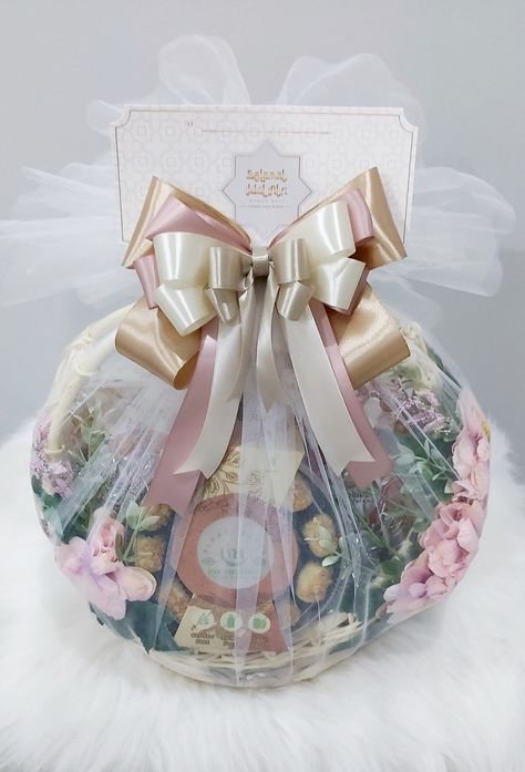 Gift Baskets Wrapped In Tulle, Hantaran Klasik, Pita Hampers, Elegant Gift Wrapping Ideas, Packing Ideas Gift, Ide Hampers, Gift Packing Ideas, Food Gifts Wrapping, Hampers Idea