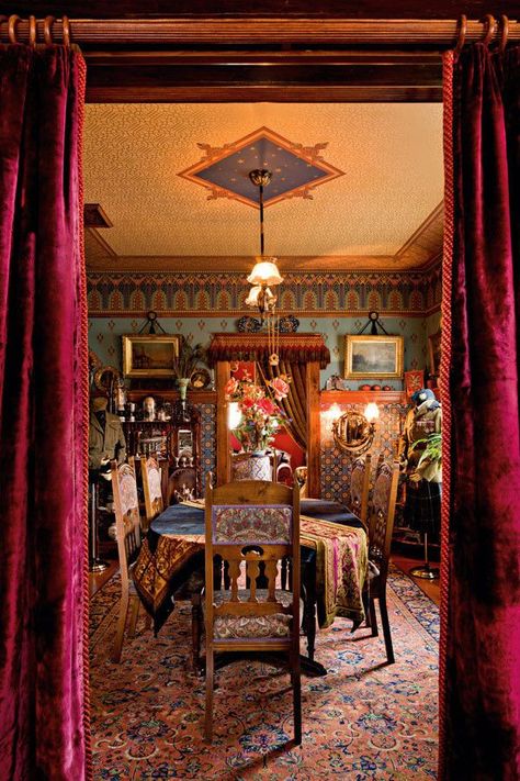 Victorian Bohemian Decor, Victorian Rooms, Bohemian Dining Room Decor, Dining Room Victorian, Victorian Home Decor, Victorian Interior, Victorian Interiors, Victorian Furniture, Victorian Decor