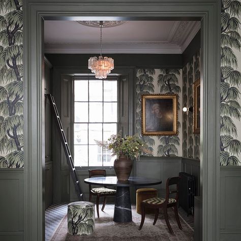 Paint & Paper Library on Instagram: “Hornblende is a serious, deep green for rainy days. Combined with Stone V it looks contemporary; with Chaste, more traditional.  Walls |…” Babylon Wallpaper, Georgian Hotel, House Of Hackney Wallpaper, Georgian Interiors, Willow House, House Of Hackney, British Interior, Paint And Paper Library, Diy Ceiling