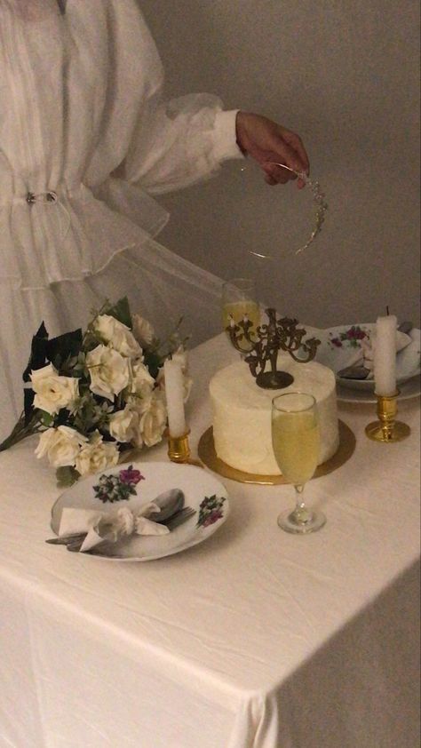 White Birthday Party Aesthetic, Birthday White Theme, Vintage Birthday Decorations, Classy Birthday Party, 18th Birthday Decorations, 21 Birthday, Elegant Birthday, Table Art, Birthday Table