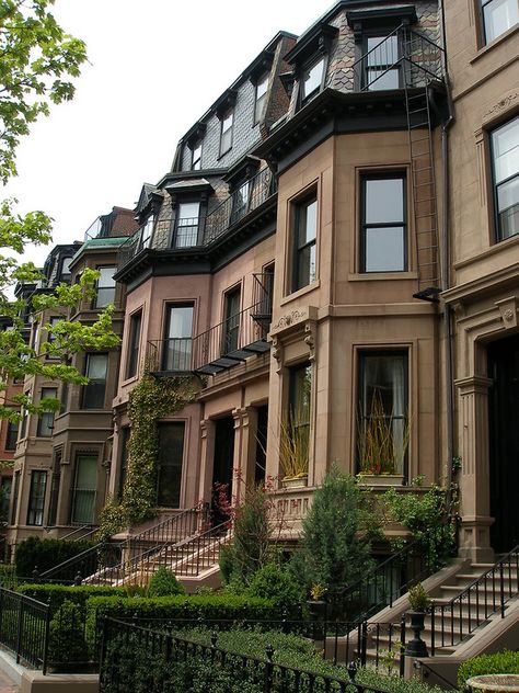 Boston Brownstone, Brownstone Homes, Boston House, Nyc Townhouse, Townhouse Exterior, Townhouse Interior, Row Houses, Classic Building, Suburban House