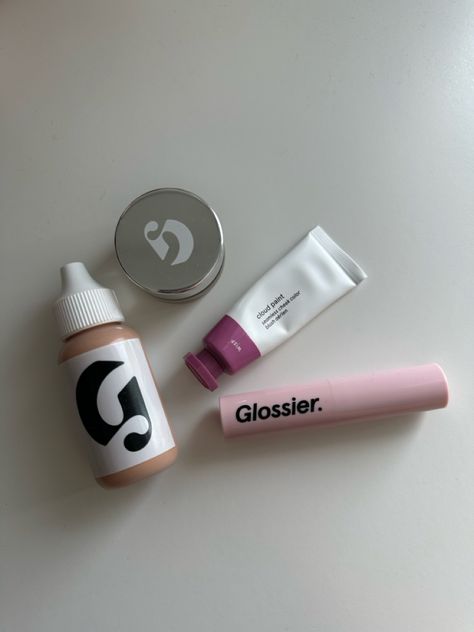 #glossier #makeup #glossierlipgloss Glossier Natural Makeup, Glossier Products Aesthetic, Glossier Makeup Look, Glossier You Perfume Aesthetic, Sephora Kids, Glossier Skincare Kit, Glossier Wowder, Glossier Aesthetic, Glossier Girl