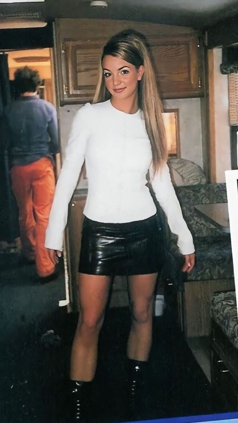 young britney spears rocking this outfit Britney Spears 2000s, Britney Spears 2000, Britney Spears Outfits, Britney Spears Pictures, 2000s Outfit, I Did It Again, Outfits 2000s, 2000 Fashion, 2000s Outfits