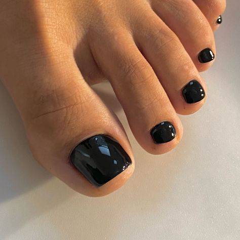 20 Best Fall Toe Nail Colors and Pedicures: Trends for Autumn 2024 Classy Fall Pedicure, Taupe Pedicure, Pedicure Colors Fall 2024, October Pedicure Colors, Fall Toenail Colors 2024, Fall Toe Nails 2024, Pedicure Fall 2024, Fall Toe Nail Colors Autumn 2024, Mani Pedi Combos Fall 2024