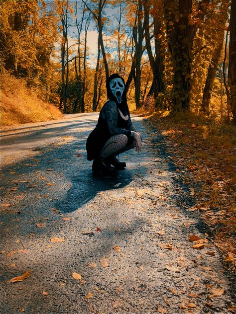 Girl Ghost Face Costume Ideas, Ghostface Photoshoot Female, Ghost Face Girl Costume, Girl Ghost Face Costume, Ghostface Costume Girl, Girl Scream Costume, Scream Mask Photoshoot, Girl Ghost Face, Ghost Face Photoshoot