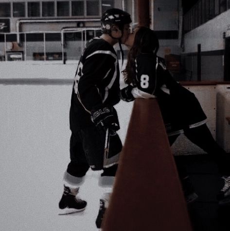 Dean The Score, The Deal Aesthetic, Deal Aesthetic, Allie And Dean, Hockey Couple, Off Campus Aesthetic, Hannah Garrett, Chloe Liese, Bergman Brothers