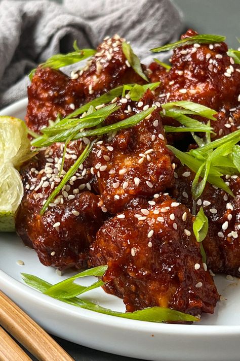 Gochujang tofu chunks in a serving plate garnished with green onions and sesame seeds. Tofu Bulgogi, Gochujang Tofu, Chow Fun Noodles, Gochujang Recipe, Gochujang Chicken, Baked Tofu, Bulgogi, Thanksgiving Sides, Tofu Recipes