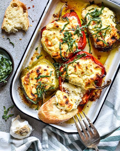 Roasted Ricotta Stuffed Bell Peppers Beef Shank, Bell Pepper Recipes, Brunch Dishes, Peppers Recipes, Vegetarian Recipes Easy, Vegetarian Dinner, Slow Cooked, Meatless Monday, Easy Vegetarian