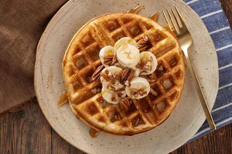 Belgian-style yeast waffles, with rich flavor, a golden, crunchy crust, and soft, smooth interior. Yeast Waffle Recipe, Yeast Waffles, Yeasted Waffles, Whole Wheat Waffles, Belgian Waffles Recipe, Waffle Ice Cream, Waffles Recipe, Low Fat Cheese, King Food