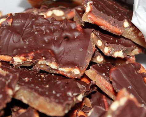 Pretzel Bark Recipes, Salted Caramel Pretzel Bark, Caramel Pretzel Bark, Easy Toffee, Pretzel Bark, Homemade Candy Bars, Bark Recipes, Salted Caramel Pretzels, Pretzel Bars