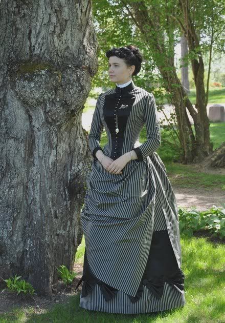 This dress is based on an Ageless Patterns dress pattern, which are great for authenticity as they are copies of original victorian patterns... 1880s Fashion, 1800s Fashion, Bustle Dress, Victorian Costume, 19th Century Fashion, Looks Party, Century Clothing, Victorian Clothing, Victorian Women