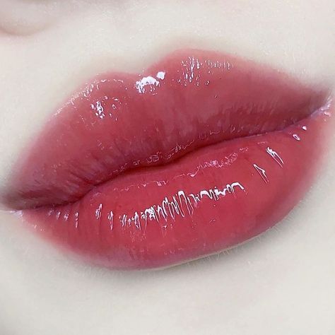 Red Plump Lips, Applying Concealer, Glossy Lips Makeup, Lips Inspiration, Bentuk Alis, Anime Lips, Lip Art Makeup, Plump Lips, Lipgloss Lips